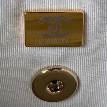 Batoh Chanel AS4058 z lesklé telecí kůže s zrnitým povrchem a zlatými kovovými detaily, bílá barva