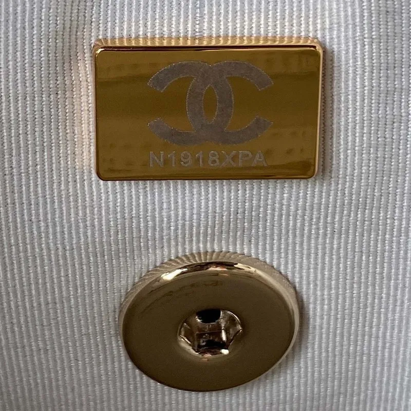 Batoh Chanel AS4058 z lesklé telecí kůže s zrnitým povrchem a zlatými kovovými detaily, bílá barva