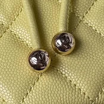 Batoh Chanel AS4058 z lesklé telecí kůže s zrnitým povrchem a zlatými kovovými detaily, žlutý