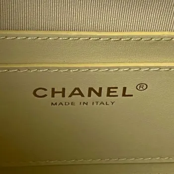 Batoh Chanel AS4058 z lesklé telecí kůže s zrnitým povrchem a zlatými kovovými detaily, žlutý