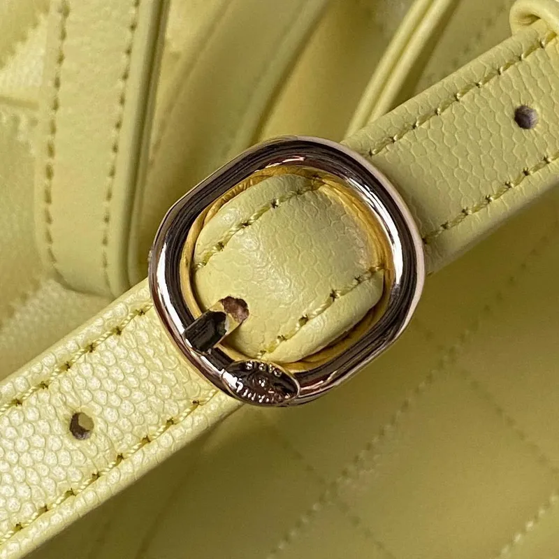 Batoh Chanel AS4058 z lesklé telecí kůže s zrnitým povrchem a zlatými kovovými detaily, žlutý