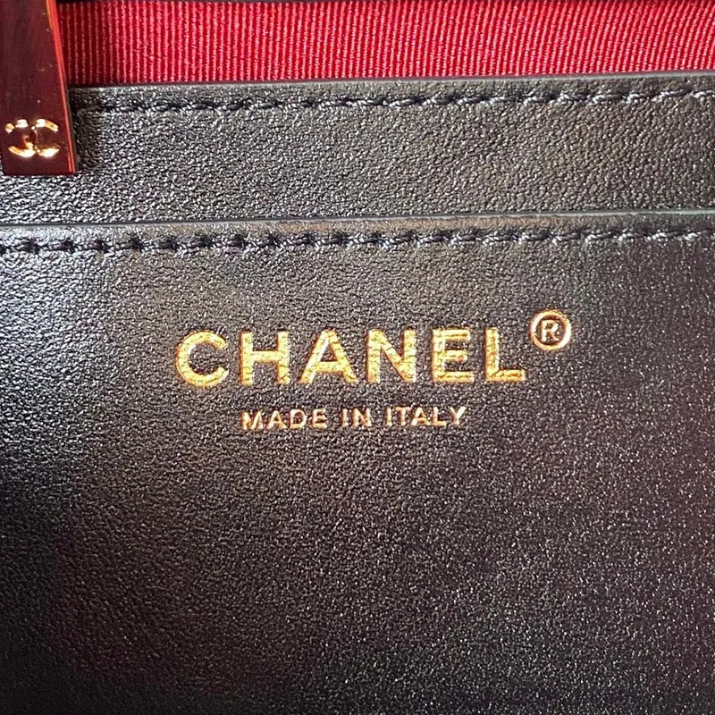 Batoh Chanel AS4058 z lesklé telecí kůže s povrchovou úpravou a zlatými kovovými detaily, černý