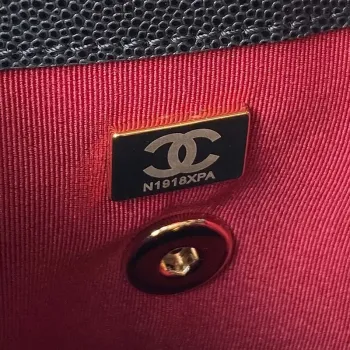 Batoh Chanel AS4058 z lesklé telecí kůže s povrchovou úpravou a zlatými kovovými detaily, černý