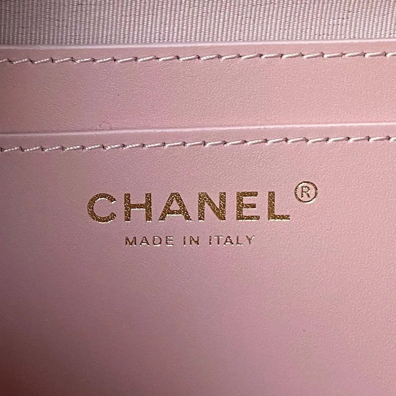 Batoh Chanel AS4058 z lesklé telecí kůže s povrchovou úpravou a zlatými kovovými detaily, růžový