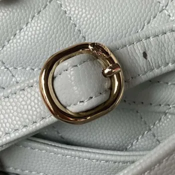 Batoh Chanel AS4058 z lesklé telecí kůže s povrchovou úpravou a zlatými kovovými detaily, světle modrý