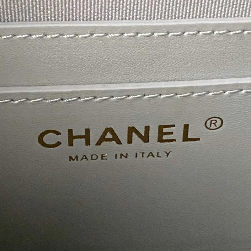 Batoh Chanel AS4058 z lesklé telecí kůže s povrchovou úpravou a zlatými kovovými detaily, světle modrý