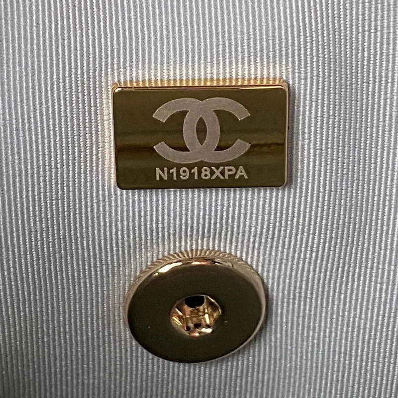 Batoh Chanel AS4058 z lesklé telecí kůže s povrchovou úpravou a zlatými kovovými detaily, světle modrý