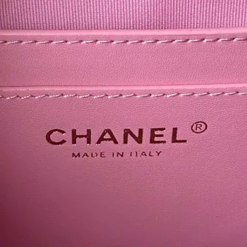 Chanel AS4059 Velký batoh z lesklé telecí kůže s povrchovou úpravou a zlatými kovovými detaily v růžové barvě