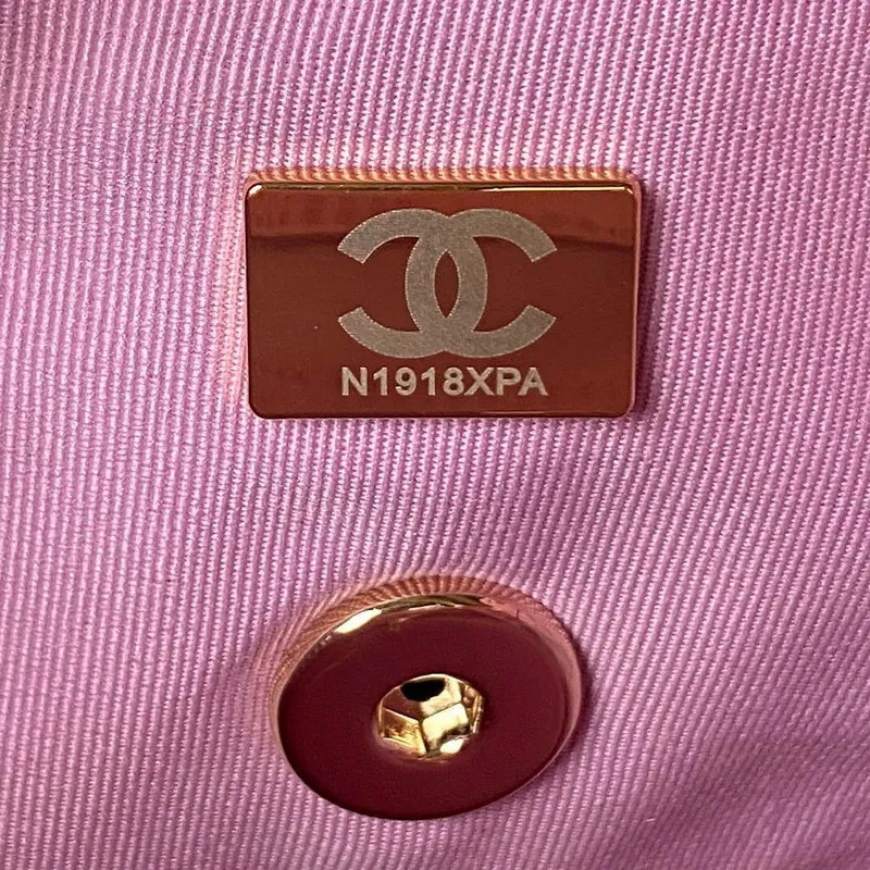 Chanel AS4059 Velký batoh z lesklé telecí kůže s povrchovou úpravou a zlatými kovovými detaily v růžové barvě