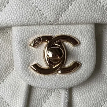 Chanel AS4059 Velký batoh z lesklé telecí kůže s zrnitým povrchem a zlatými kovovými detaily, bílá barva