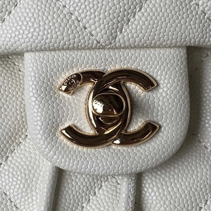 Chanel AS4059 Velký batoh z lesklé telecí kůže s zrnitým povrchem a zlatými kovovými detaily, bílá barva