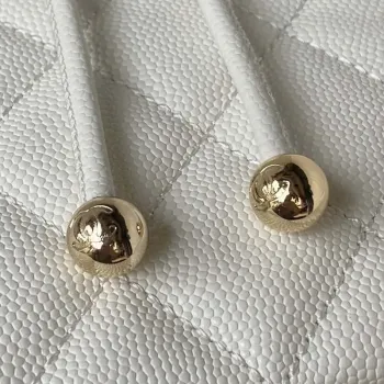 Chanel AS4059 Velký batoh z lesklé telecí kůže s zrnitým povrchem a zlatými kovovými detaily, bílá barva