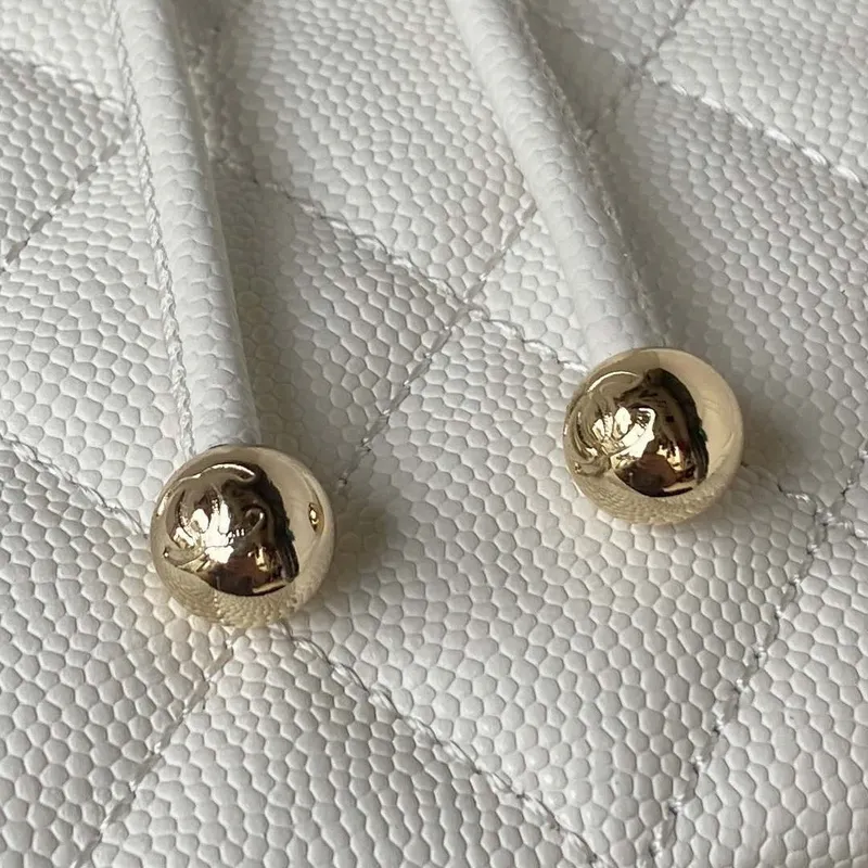 Chanel AS4059 Velký batoh z lesklé telecí kůže s zrnitým povrchem a zlatými kovovými detaily, bílá barva