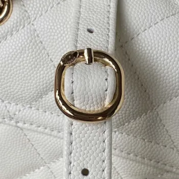 Chanel AS4059 Velký batoh z lesklé telecí kůže s zrnitým povrchem a zlatými kovovými detaily, bílá barva