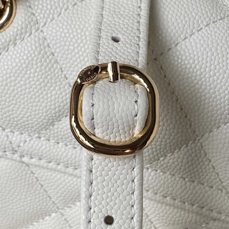 Chanel AS4059 Velký batoh z lesklé telecí kůže s zrnitým povrchem a zlatými kovovými detaily, bílá barva