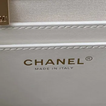 Chanel AS4059 Velký batoh z lesklé telecí kůže s zrnitým povrchem a zlatými kovovými detaily, bílá barva