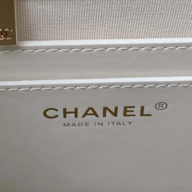 Chanel AS4059 Velký batoh z lesklé telecí kůže s zrnitým povrchem a zlatými kovovými detaily, bílá barva