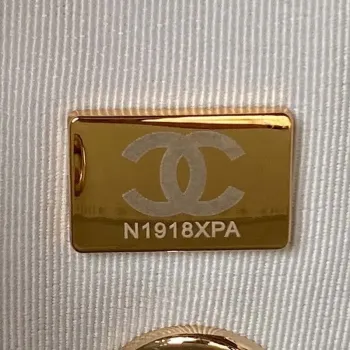 Chanel AS4059 Velký batoh z lesklé telecí kůže s zrnitým povrchem a zlatými kovovými detaily, bílá barva