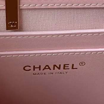 Chanel AS4059 Velký batoh z lesklé telecí kůže s zrnitým povrchem a zlatými kovovými detaily, růžový