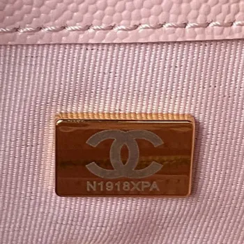 Chanel AS4059 Velký batoh z lesklé telecí kůže s zrnitým povrchem a zlatými kovovými detaily, růžový