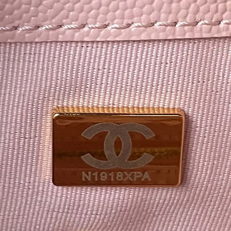 Chanel AS4059 Velký batoh z lesklé telecí kůže s zrnitým povrchem a zlatými kovovými detaily, růžový