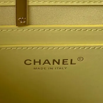 Chanel AS4059 Velký batoh z lesklé telecí kůže s povrchovou úpravou a zlatými kovovými detaily Žlutá