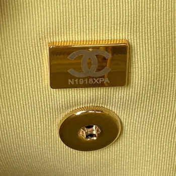 Chanel AS4059 Velký batoh z lesklé telecí kůže s povrchovou úpravou a zlatými kovovými detaily Žlutá