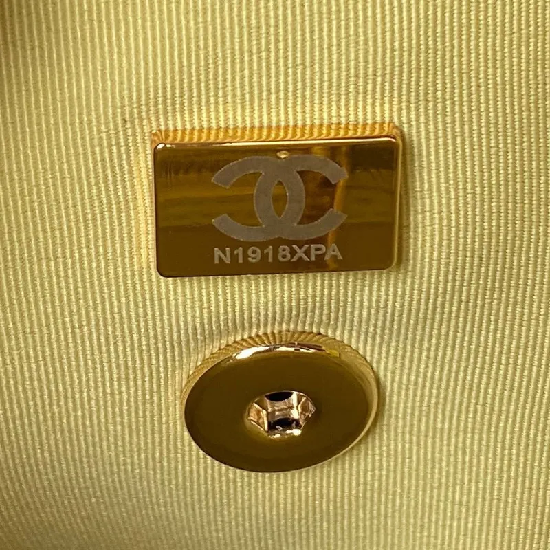 Chanel AS4059 Velký batoh z lesklé telecí kůže s povrchovou úpravou a zlatými kovovými detaily Žlutá