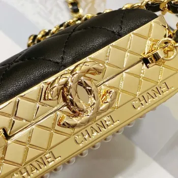 Večerní kabelka Chanel 22K s perlami, černá a zlatá