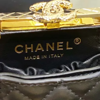 Večerní kabelka Chanel 22K s perlami, černá a zlatá
