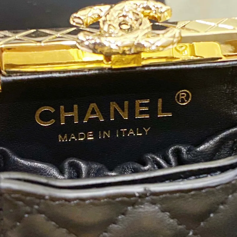 Večerní kabelka Chanel 22K s perlami, černá a zlatá
