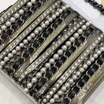 Večerní kabelka Chanel 22K s perlami, černá a stříbrná