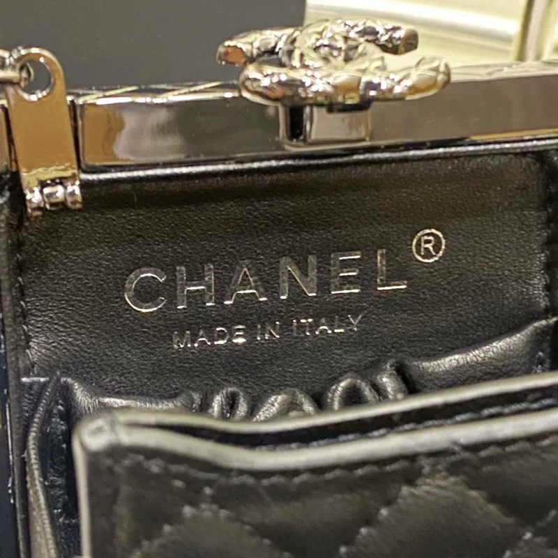 Večerní kabelka Chanel 22K s perlami, černá a stříbrná