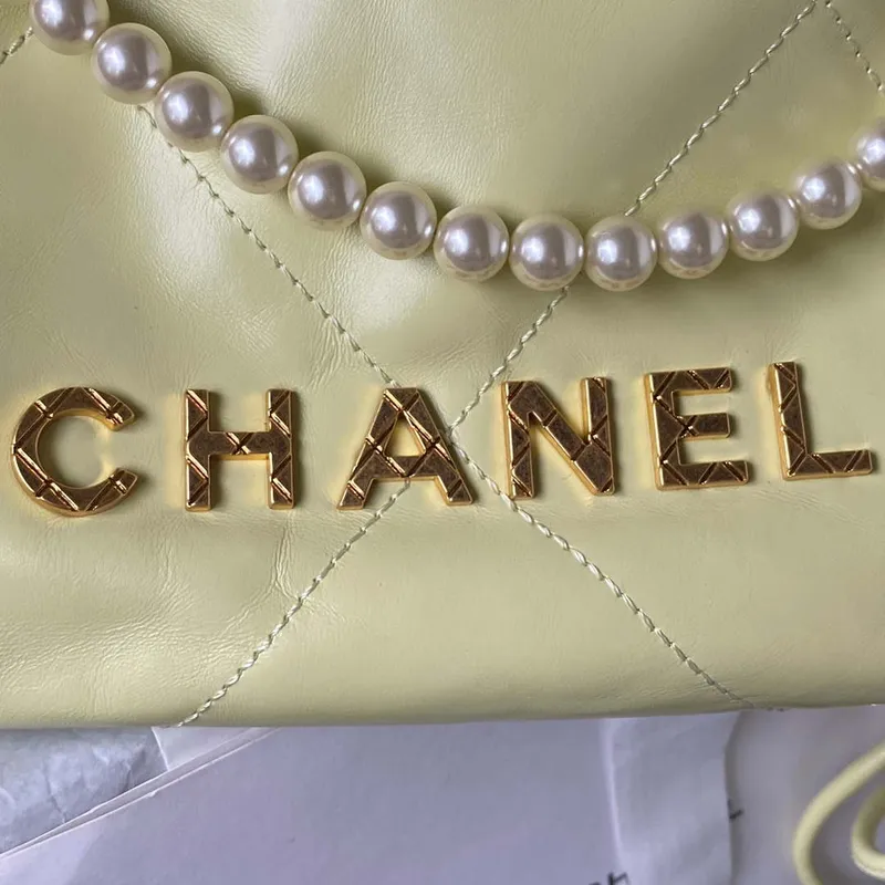 Chanel AS3980 22 Mini kabelka z lesklé telecí kůže a zlatohnědého kovu Žlutá