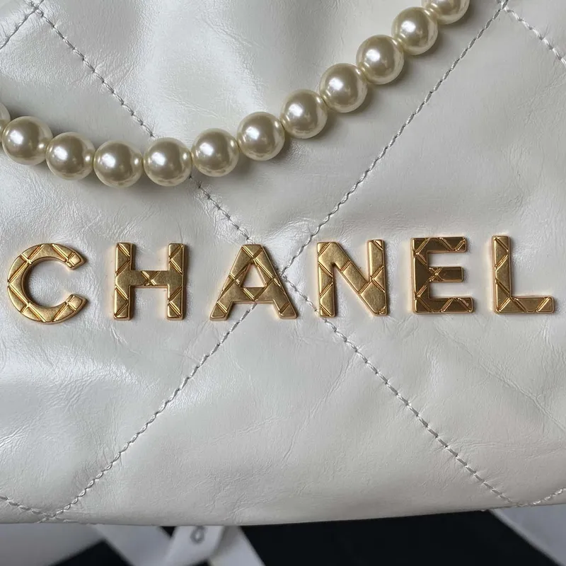 Chanel AS3980 22 Mini kabelka z lesklé telecí kůže a zlatého kovu, bílá