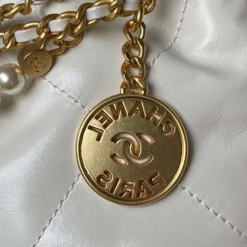 Chanel AS3980 22 Mini kabelka z lesklé telecí kůže a zlatého kovu, bílá