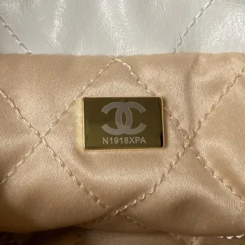 Chanel AS3980 22 Mini kabelka z lesklé telecí kůže a zlatého kovu, bílá