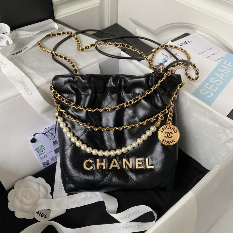 Chanel AS3980 22 Mini kabelka z lesklé zmačkané telecí kůže a zlatého kovu, černá