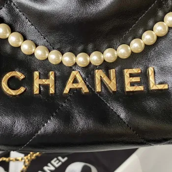 Chanel AS3980 22 Mini kabelka z lesklé zmačkané telecí kůže a zlatého kovu, černá