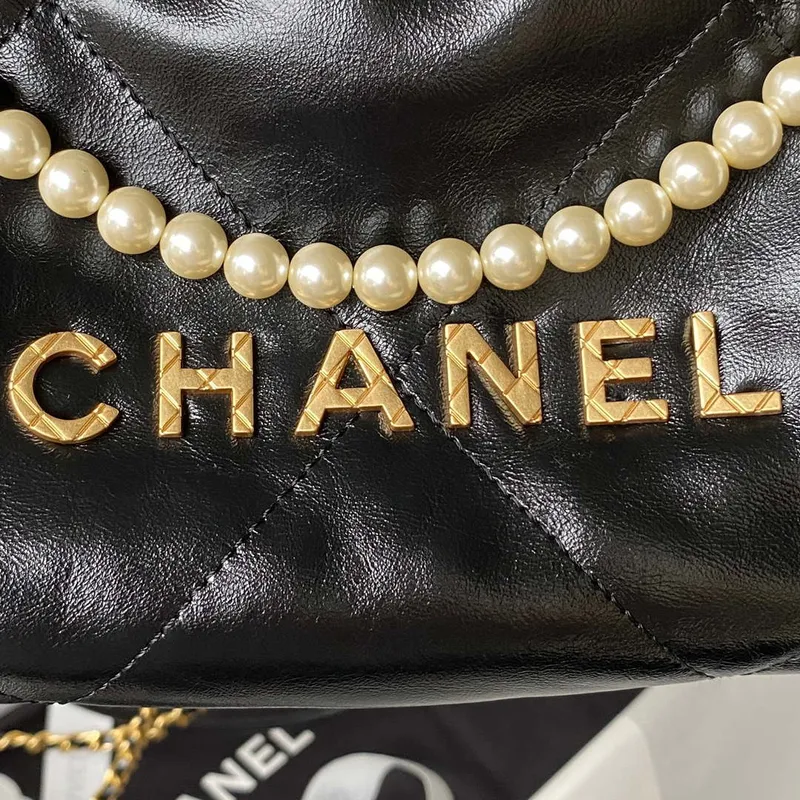 Chanel AS3980 22 Mini kabelka z lesklé zmačkané telecí kůže a zlatého kovu, černá