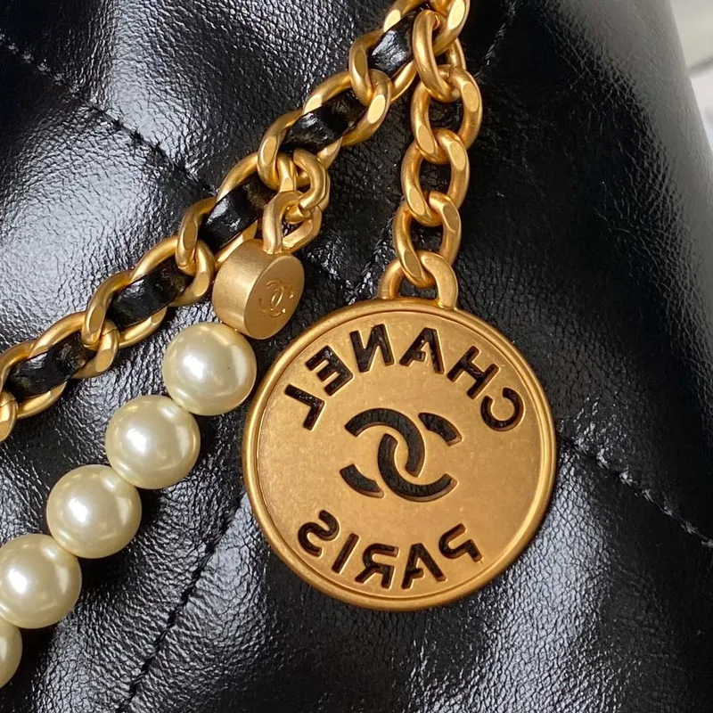 Chanel AS3980 22 Mini kabelka z lesklé zmačkané telecí kůže a zlatého kovu, černá