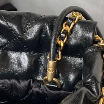 Chanel AS3980 22 Mini kabelka z lesklé zmačkané telecí kůže a zlatého kovu, černá