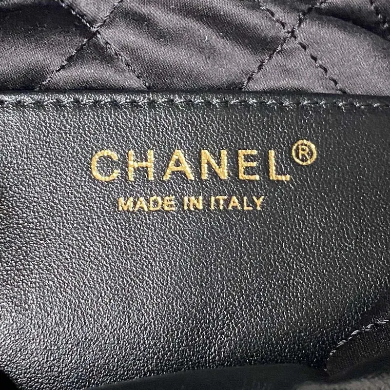 Chanel AS3980 22 Mini kabelka z lesklé zmačkané telecí kůže a zlatého kovu, černá