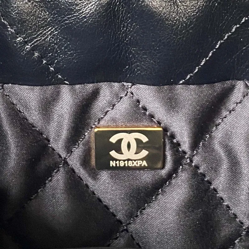 Chanel AS3980 22 Mini kabelka z lesklé zmačkané telecí kůže a zlatého kovu, černá