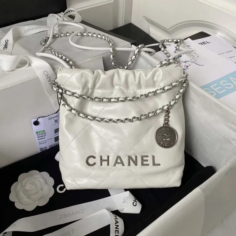 Chanel AS3980 22 Mini kabelka z lesklé telecí kůže a stříbrného kovu, bílá
