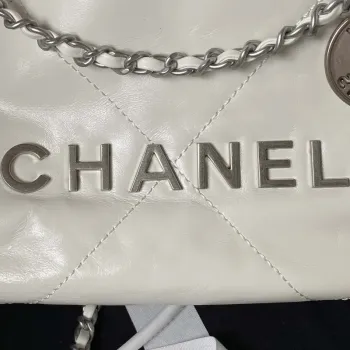 Chanel AS3980 22 Mini kabelka z lesklé telecí kůže a stříbrného kovu, bílá