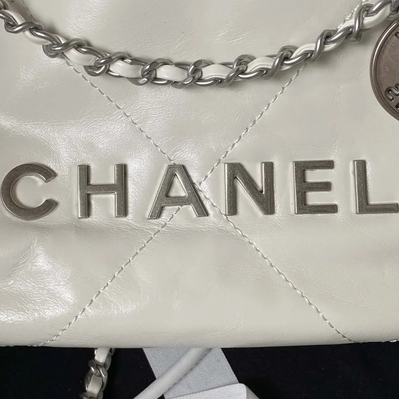 Chanel AS3980 22 Mini kabelka z lesklé telecí kůže a stříbrného kovu, bílá