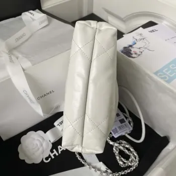 Chanel AS3980 22 Mini kabelka z lesklé telecí kůže a stříbrného kovu, bílá