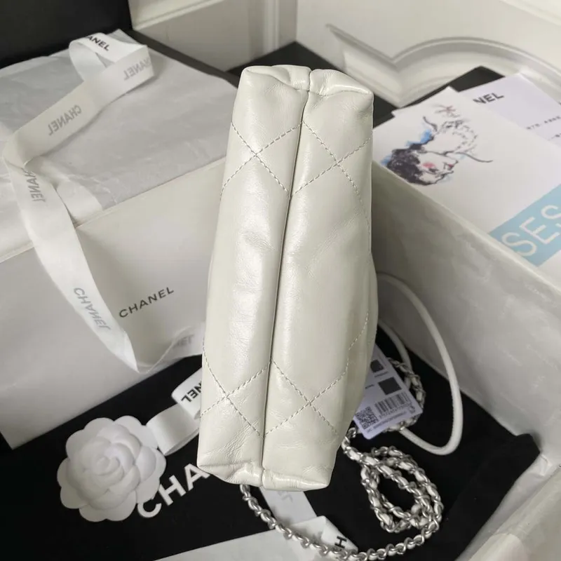 Chanel AS3980 22 Mini kabelka z lesklé telecí kůže a stříbrného kovu, bílá