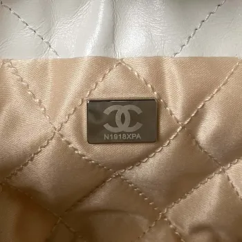 Chanel AS3980 22 Mini kabelka z lesklé telecí kůže a stříbrného kovu, bílá